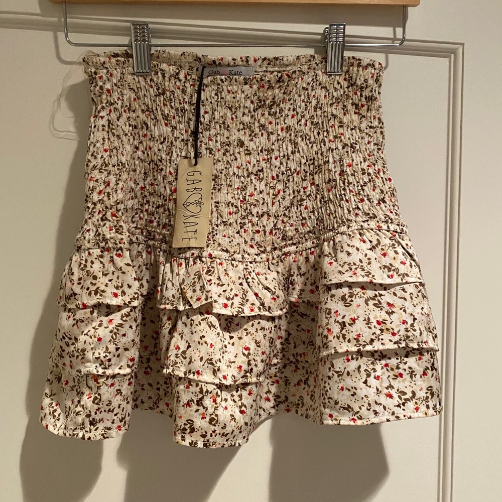 super cute set from Gab and Kate. Never worn with flower pattern. Size medium